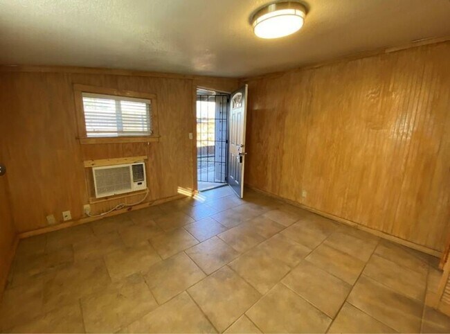 Building Photo - Bungalow close to the Lake