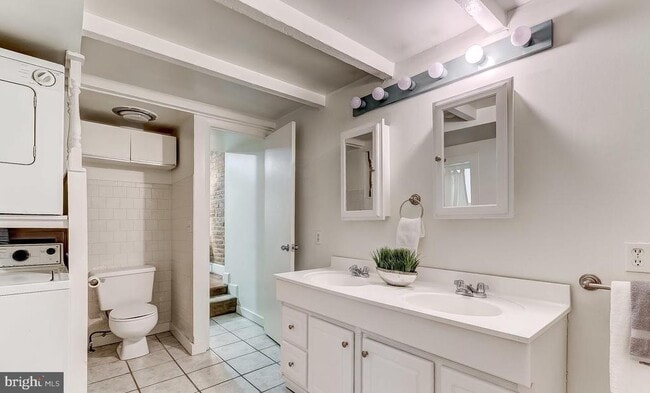 Building Photo - 825 S Charles St