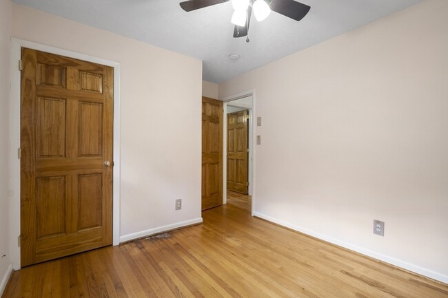 Building Photo - 555 N Leak St