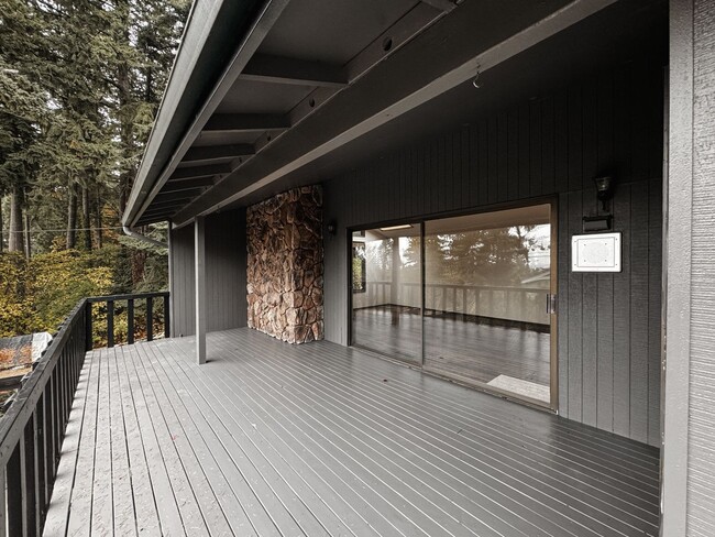 Building Photo - Elaborate 4 Bedroom 3 Bathroom Retreat in ...