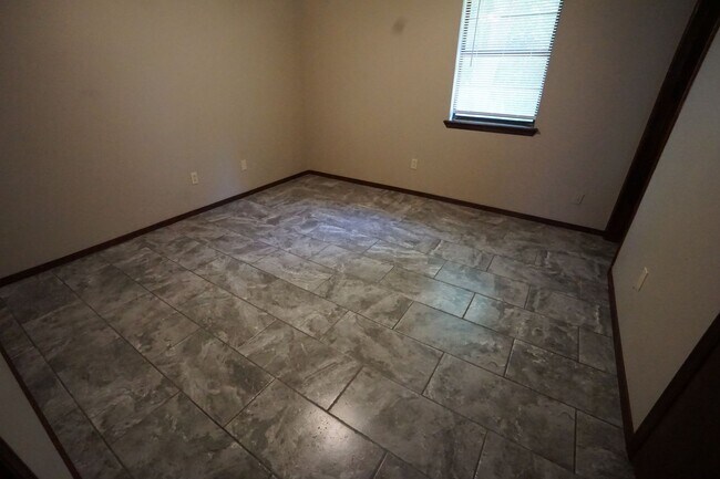 Building Photo - Nice 3 bed 1.5 Bath house, total electric