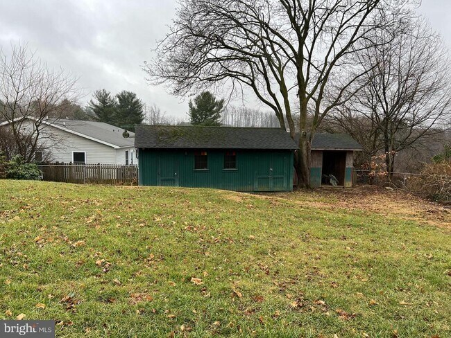 Building Photo - 810 Wisteria Dr