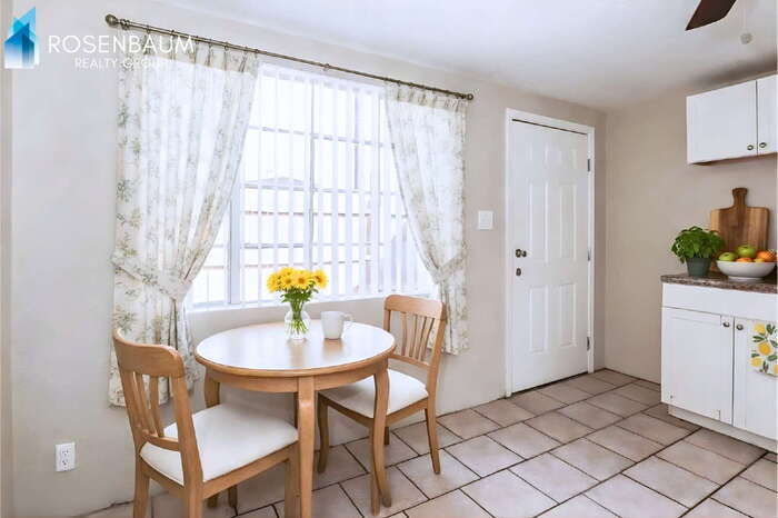 Building Photo - 302 W Flores St