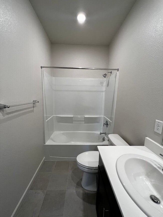 Building Photo - 2035 Greenbriar Dr