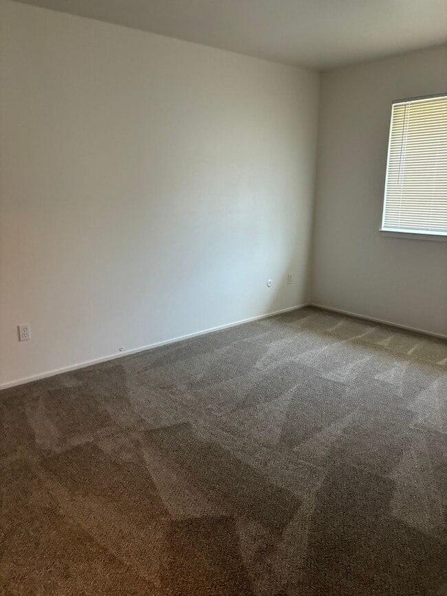 Building Photo - Clean 2 bedroom 1 bath