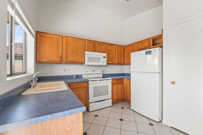 Building Photo - Prime Surprise Location | 3 Bed, Low-Maintenance Yard + Amenities