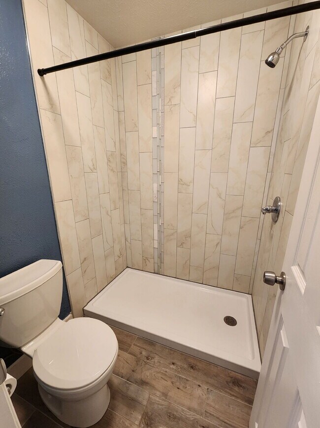 Building Photo - Beautiful Ground Floor 2 Bed 2 Bath Condo! Sunroom!