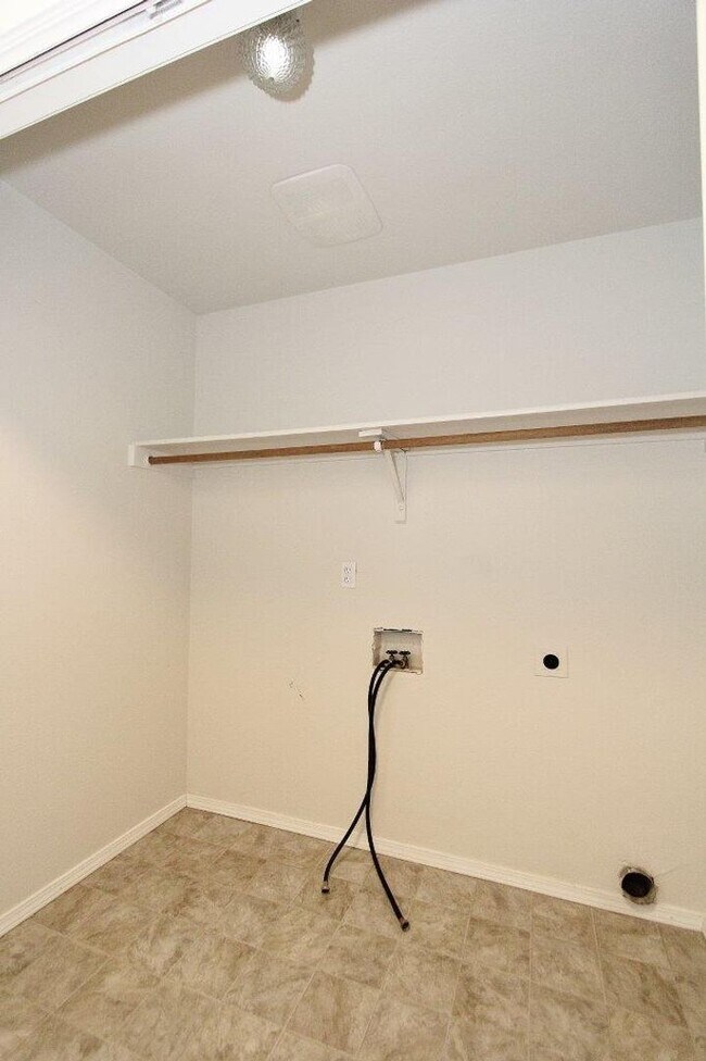 Building Photo - Immaculate Single-Level Home in Quiet Neighborhood