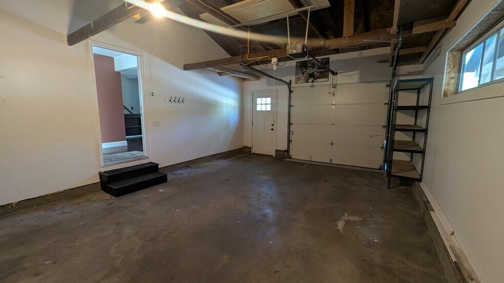 Building Photo - 206 Elm Ln