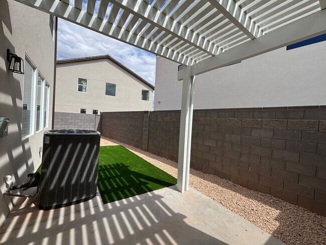 Building Photo - 4 BEDROOM SANDHOLLOW TOWNHOME FOR RENT!