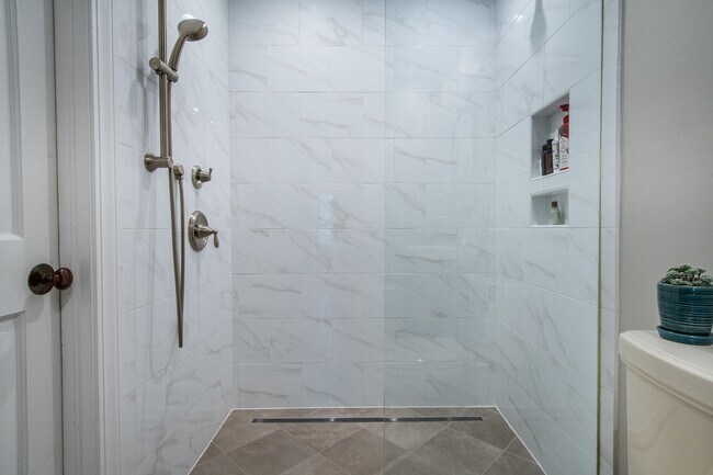 Building Photo - Immaculate Snee Farm Townhome for Rent!