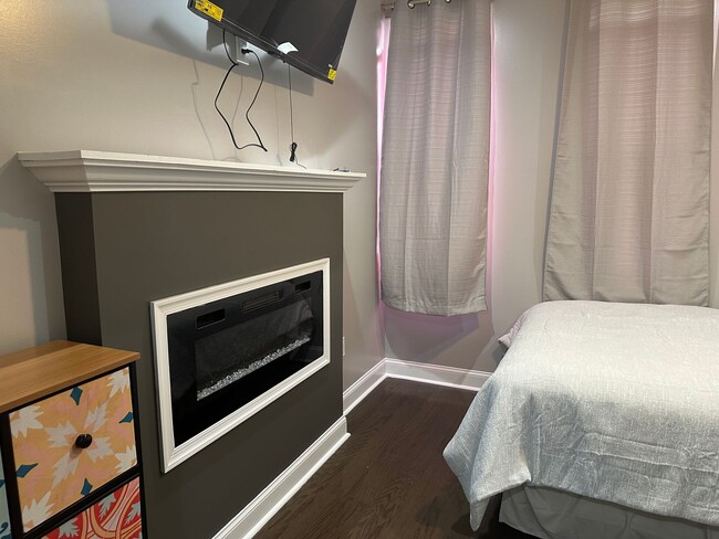 Building Photo - Fully Furnished! Spacious Rooms! Modern De...