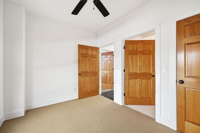 Building Photo - 211 Cream St