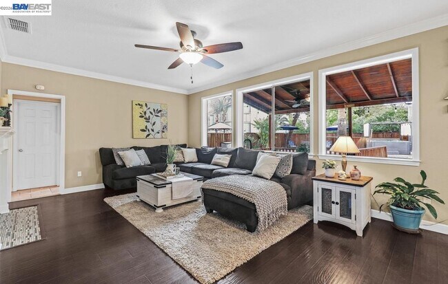 Building Photo - 828 Hollowbrook Dr