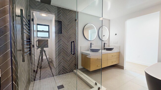 Building Photo - Gorgeous Fully Remodeled 5 Bedroom Home wi...