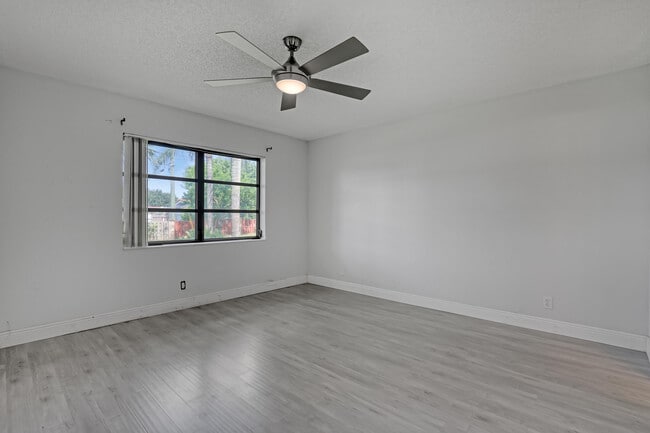 Building Photo - 4575 Lucerne Lakes Blvd W