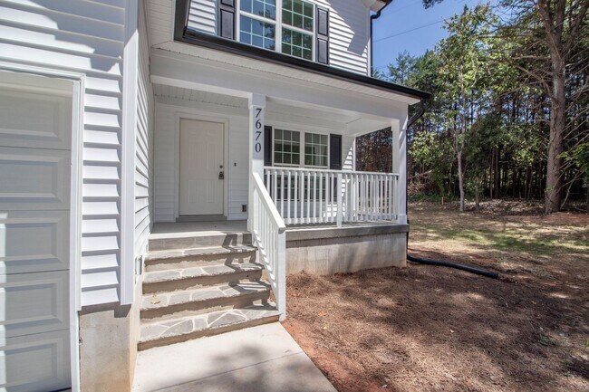 Building Photo - Lux Three Bedroom Townhouse in Sherrills Ford