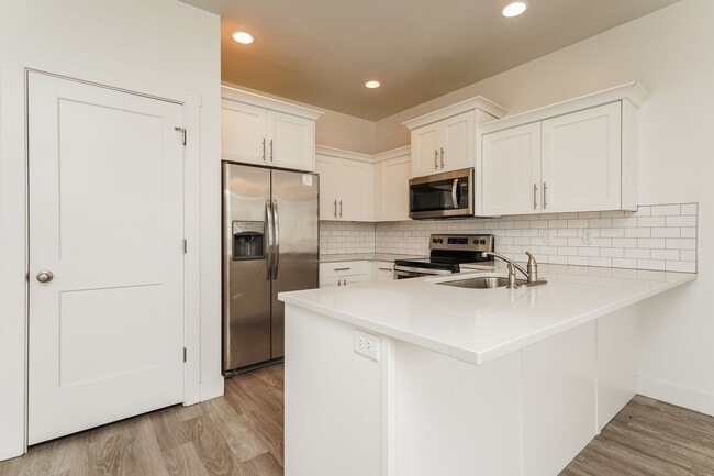 Building Photo - Beautiful 3 Bed, 2.5 Town Home! Available Now! See Our 3D Tour of This Property!