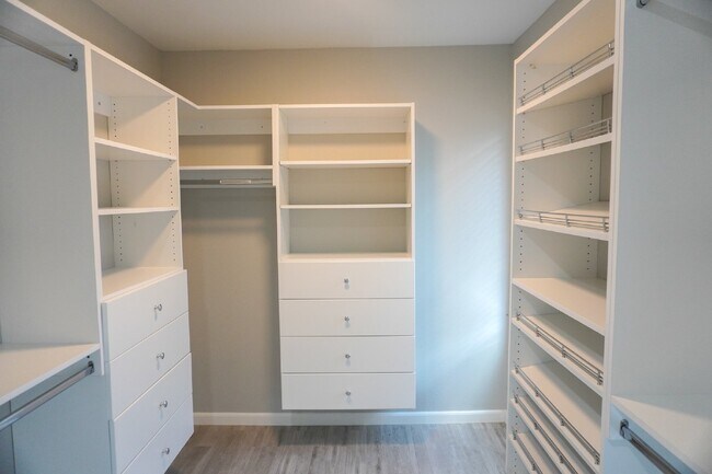 Building Photo - Charming Fully Updated 1930's Cottage in J...