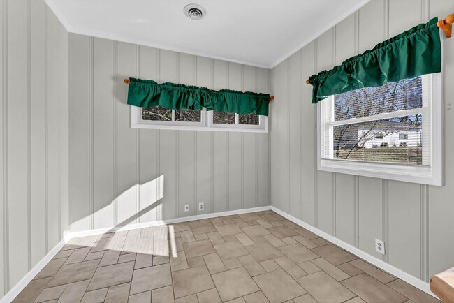 Building Photo - 780 Rossview Rd