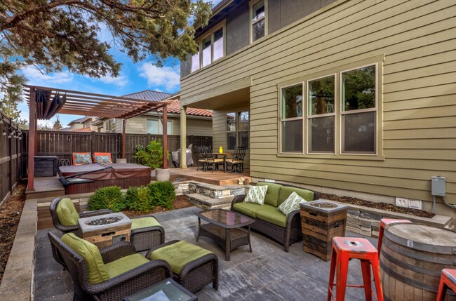 Building Photo - Beautiful 3 Bed/2.5 Bath Home in NW Bend - Via Cambria