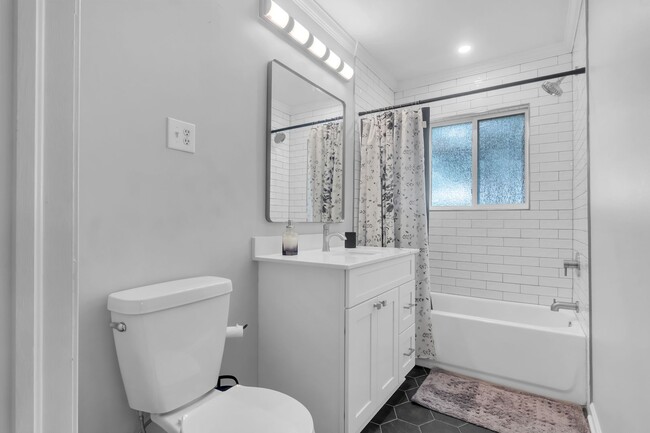Building Photo - Renovated home on Moss St
