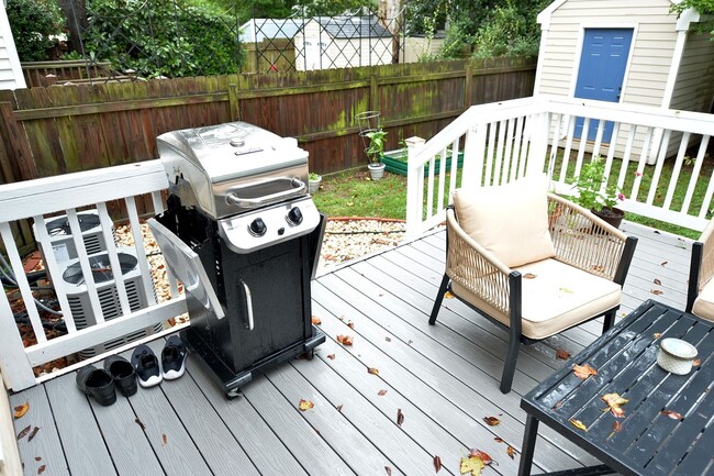 Building Photo - Walk to Naval Hospital! Beautiful Home, Gr...