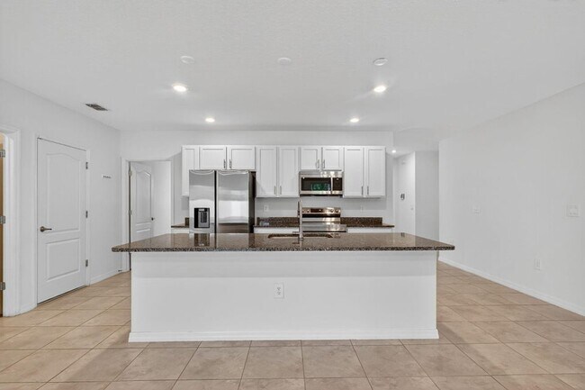 Building Photo - 657 NE Horizon Ln