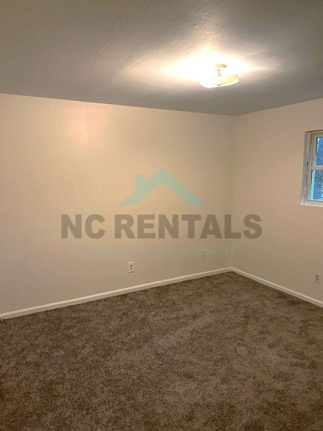 Building Photo - Renovated 2-Bedroom, 1-Bathroom Unit #B in...