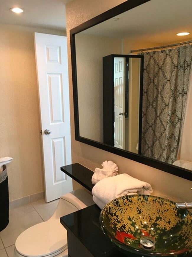 Building Photo - Great Amenities!