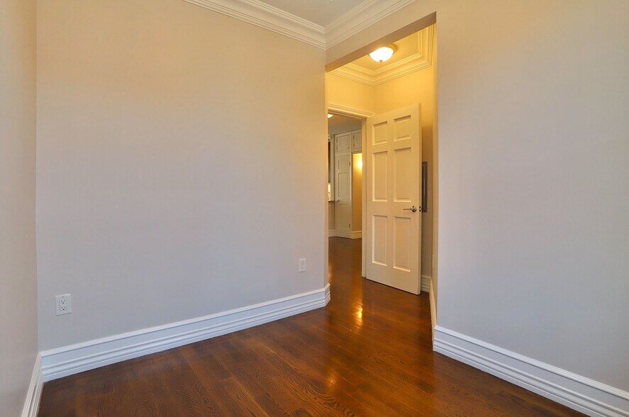 Den - 603 Bloomfield St