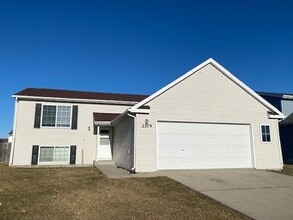 Building Photo - Comfortable 4 Bedroom with Garage & Fenced Yard for Rent!