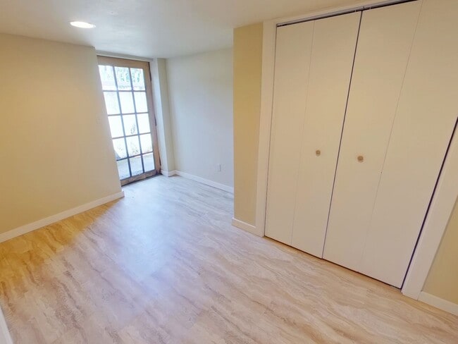 Building Photo - 962 NW Van Buren Ave