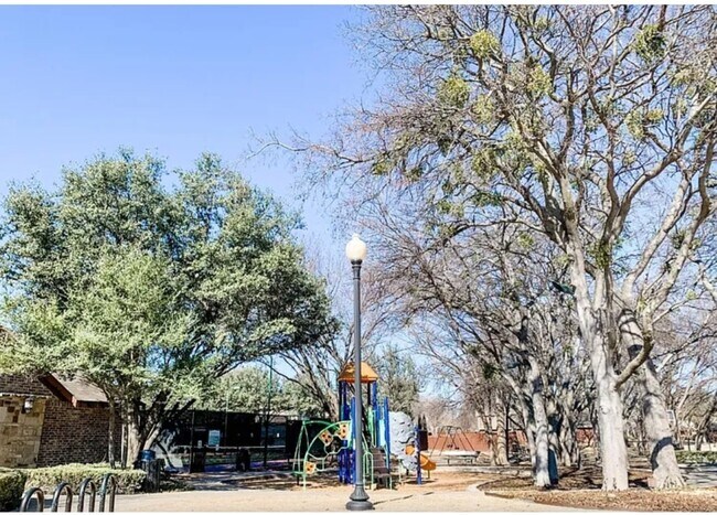 Building Photo - 9229 Daystar Dr