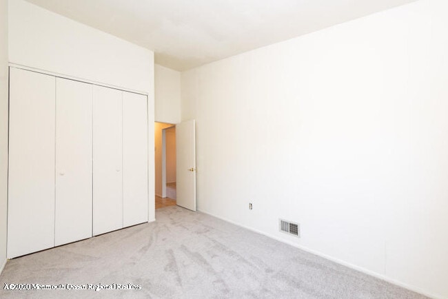 Building Photo - 23 Iris Ct