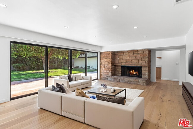 Building Photo - 5160 Los Feliz Blvd