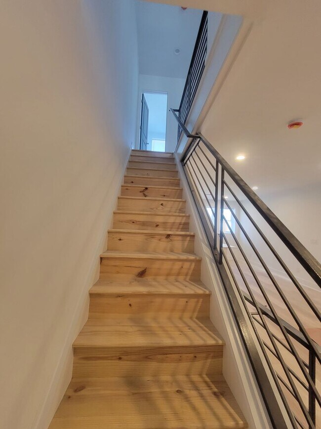 Building Photo - Fully beautiful rehab 4 bed 2.5 bath secti...