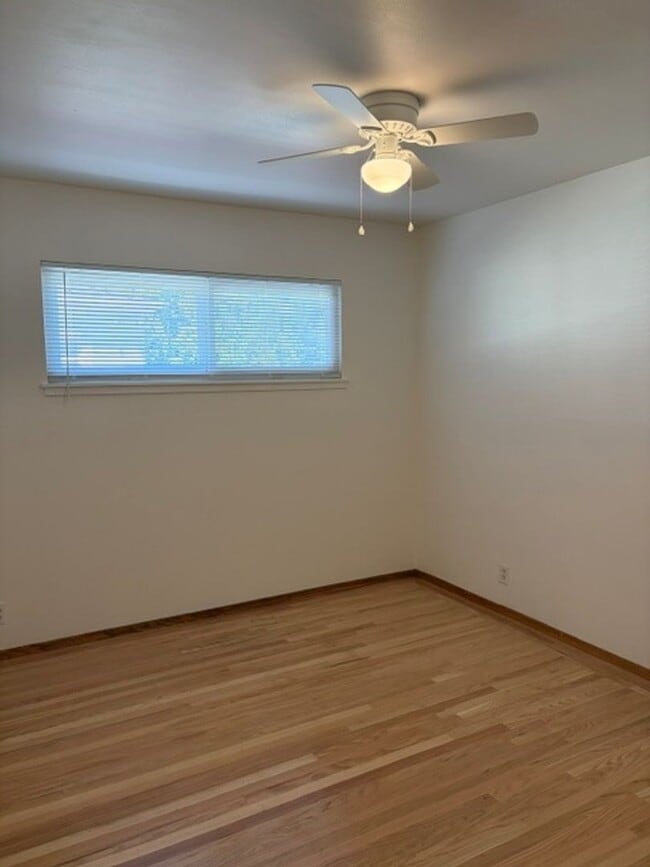 Building Photo - 430 S Bayview Ave