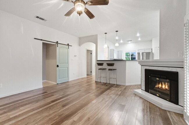 Building Photo - Upgraded 1 Bedroom Condo in Gated Communit...