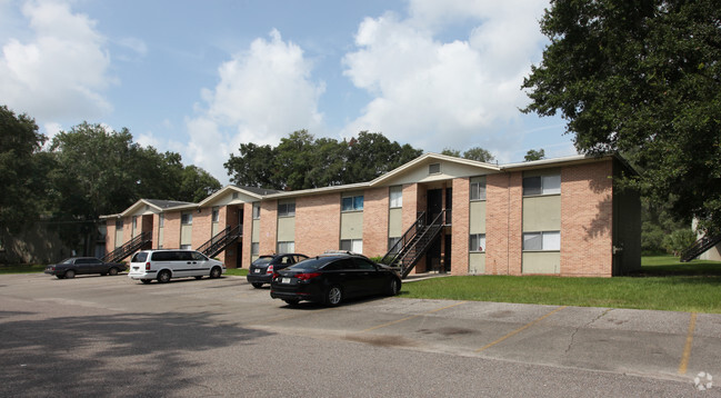 Lake Forest - Linda Apartments