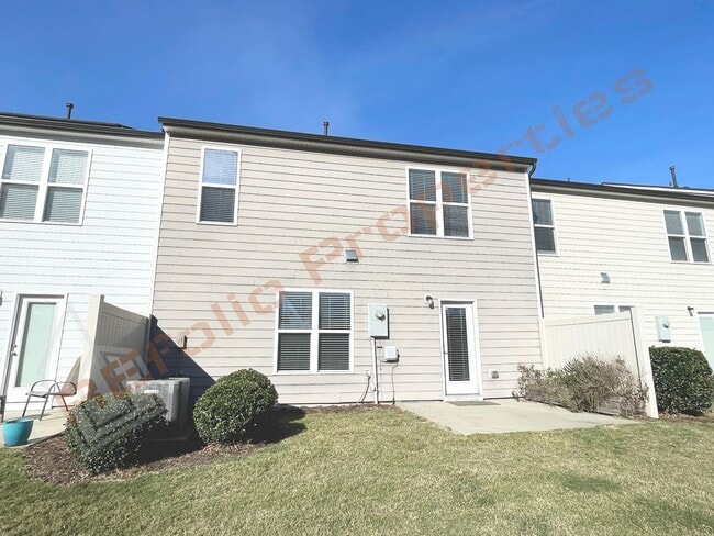 Building Photo - Beautiful 3 Bedroom, 2.5 Bathroom Townhome...