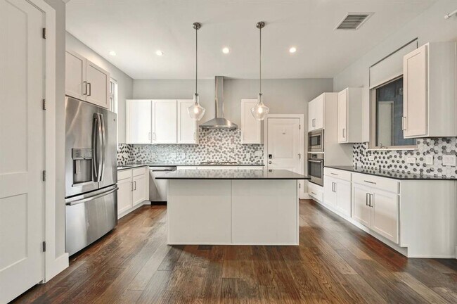 Building Photo - Chic on Chestnut!