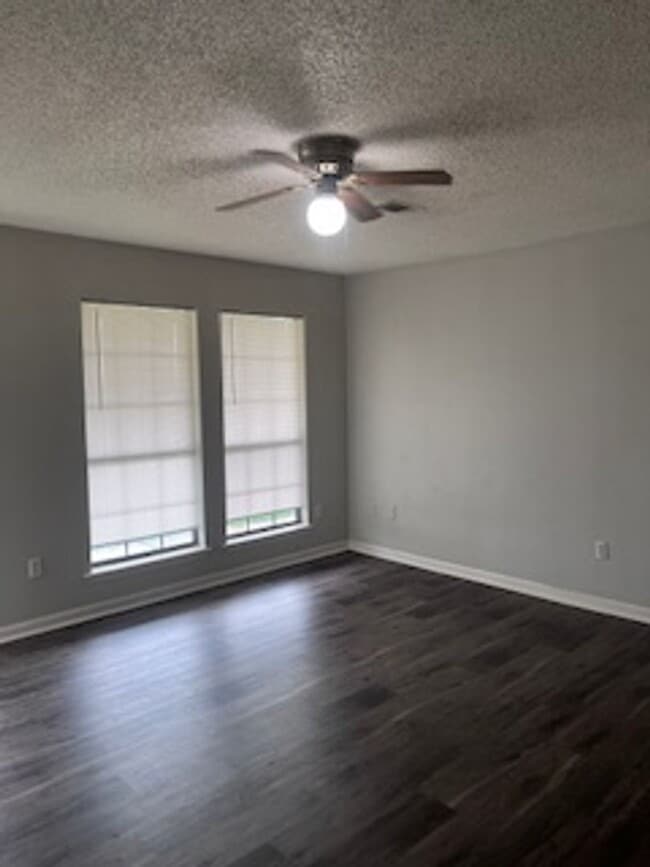 Building Photo - 2 Bedroom Duplex/Nov Move In Special $800 ...