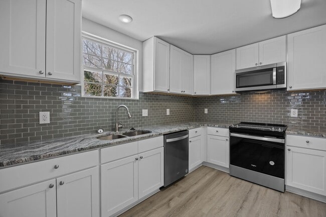 Building Photo - Portsmouth/5 bed 2 bath/Ready for quick move in!!