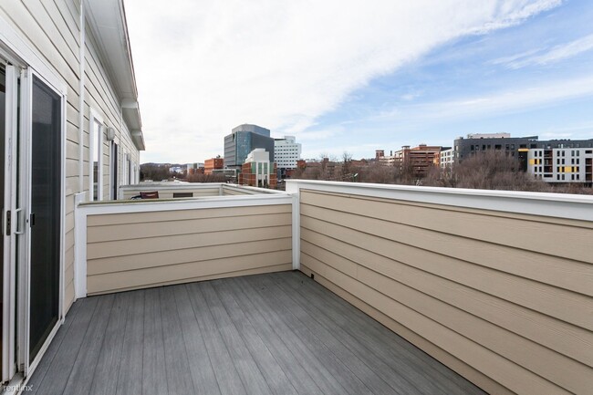 Building Photo - 4 br, 3.5 bath House - 866 Estes St