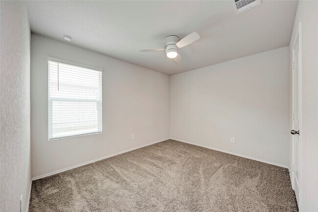 Building Photo - 105 Calgary Ln