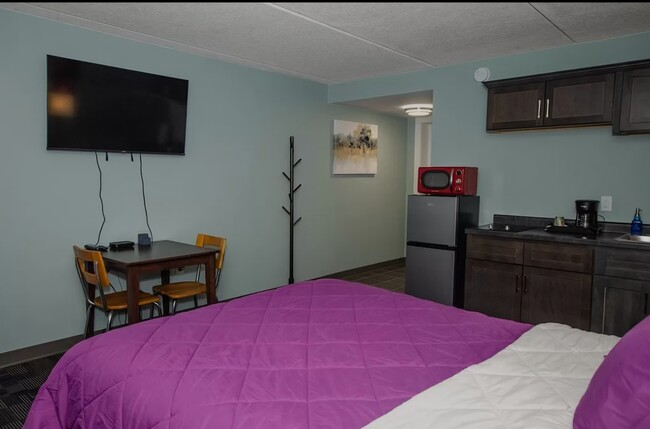 Single bed Kitchenette - 609 S US Highway 61