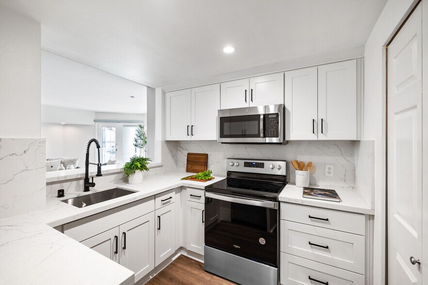 Building Photo - 121 Vine St