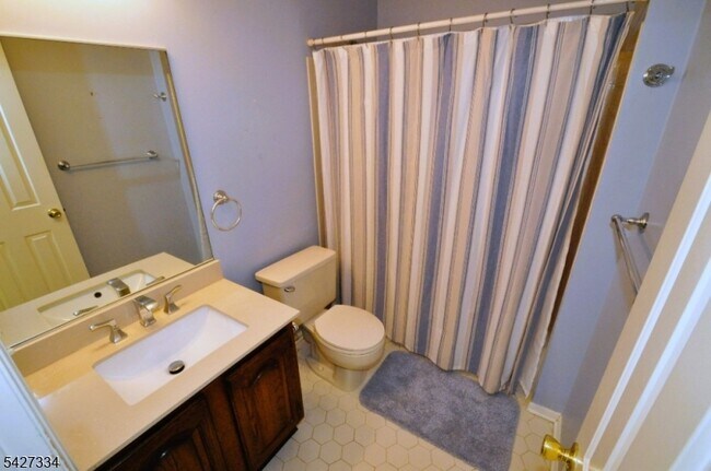 Building Photo - 352 Greenbriar Dr