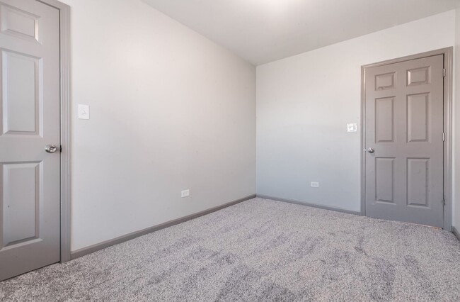 Building Photo - Stylish Bronzeville 2BR with Parking, Storage & Modern Finishes